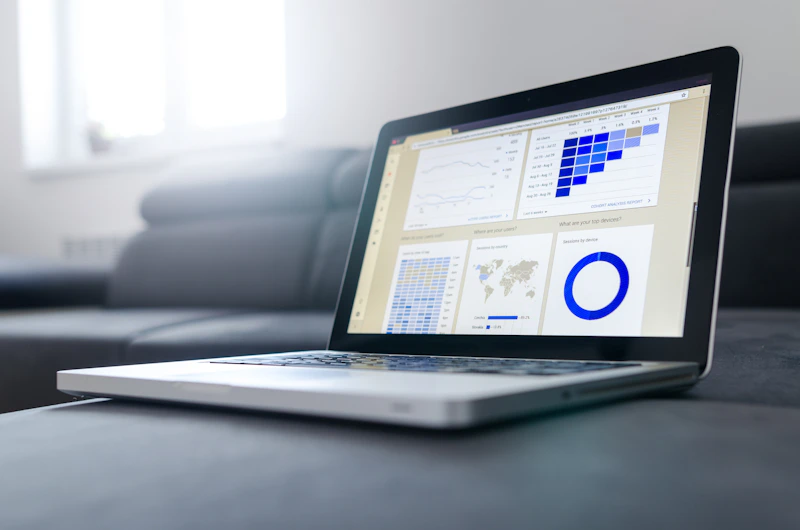 Relatórios impressos com indicadores financeiros sobre uma mesa